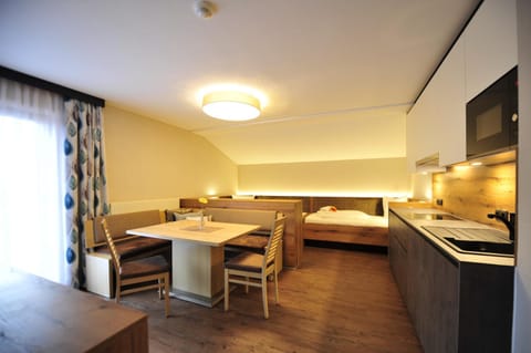 Kitchen or kitchenette, Seating area, Dining area