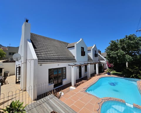 Property building, BBQ facilities, Dining area, Swimming pool, sunbed, sunbed