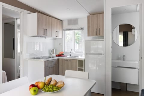 Kitchen or kitchenette, Food and drinks, Dining area, Food, oven, stove