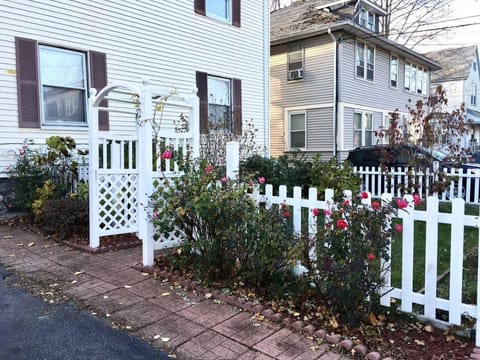 ~*30min to Downtown*~ THE COSMOPOLITAN House in Roslindale