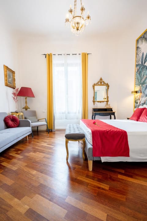 Entire flat with 6 Rooms & 6 Bathrooms, 210 SQMs at Most Historical Center with LIFT !!! Chambre d’hôte in Florence