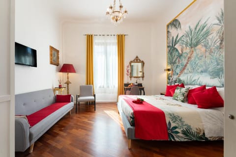 Entire flat with 6 Rooms & 6 Bathrooms, 210 SQMs at Most Historical Center with LIFT !!! Bed and Breakfast in Florence