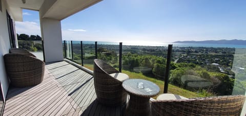 View (from property/room), City view, Garden view, Landmark view, Mountain view, River view, Sea view, Street view, Quiet street view