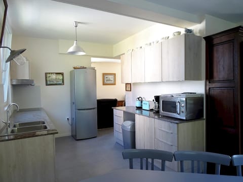 Coffee/tea facilities, dishwasher, minibar, pet friendly, stove, toaster, kitchen