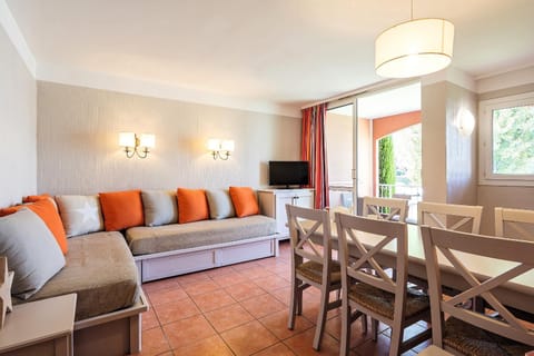 Communal lounge/ TV room, TV and multimedia, Living room, Seating area, Dining area, Evening entertainment