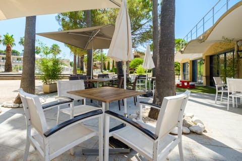 Property building, Patio, Restaurant/places to eat, Day, Balcony/Terrace, Seating area