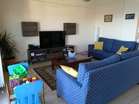 Library, TV and multimedia, Seating area, children, Family