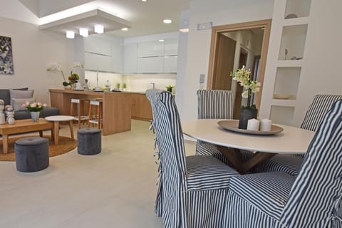 Kitchen or kitchenette, Dining area, Food