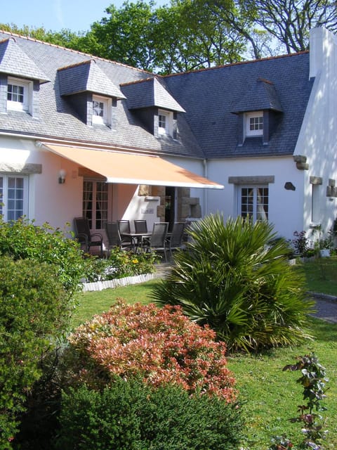 Property building, Patio, Facade/entrance, Garden