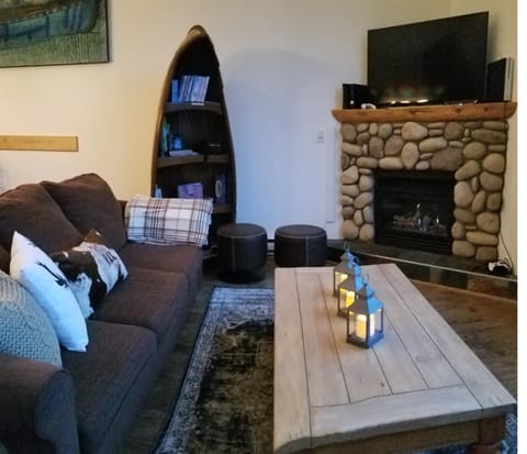 Downtown Loft, Mountain Views, Fireplace, Couple's Retreat, Walker's Paradise Condo in Canmore