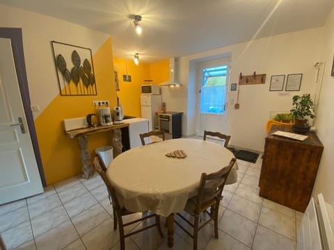 Kitchen or kitchenette, Dining area, minibar, pet friendly, stove, kitchen