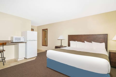Days Inn & Suites by Wyndham Baxter Brainerd Area Motel in Brainerd