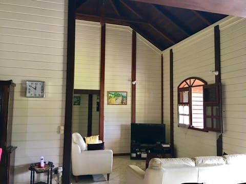 Chambre à louer chez l'habitant dans Villa Créole Authentique et en Bois Vacation rental in Guadeloupe