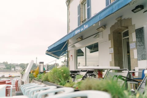 Restaurant/places to eat, Facade/entrance, Spring, On site, Sea view