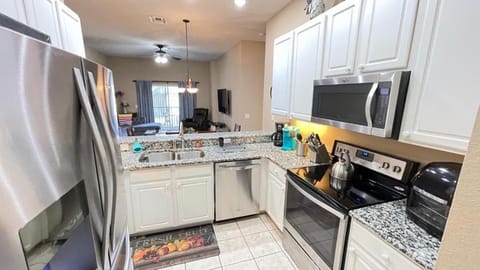 Beautiful 3 Bedroom Apartment minutes from Disney! Condo in Four Corners