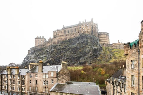 JOIVY Classic 2BR Apartment with Castle Views in Old Town Apartment in Edinburgh