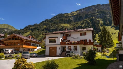 Haus Schrofenstein Bed and Breakfast in Lech