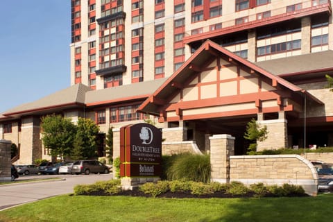 DoubleTree Fallsview Resort & Spa by Hilton - Niagara Falls Resort in Niagara Falls
