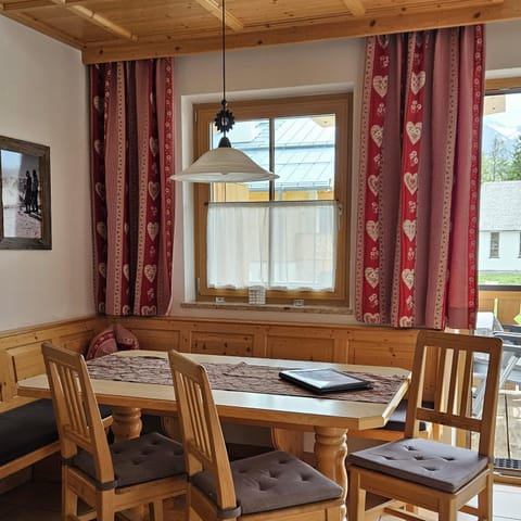 Dining area, Food