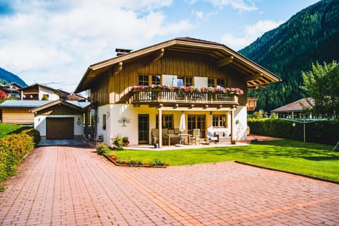 Property building, Facade/entrance, Garden, Garden, Garden view, Garden view