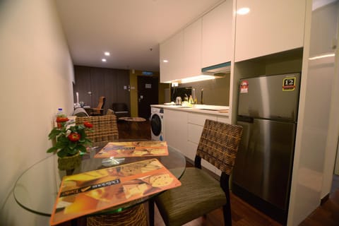 Kitchen or kitchenette, Dining area