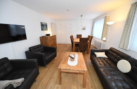 TV and multimedia, Living room, Photo of the whole room, Seating area, Dining area