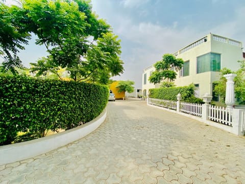 Property building, Facade/entrance, Garden, View (from property/room)