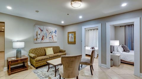 4 Bedroom Beauty Steps from the River Condominio in Savannah