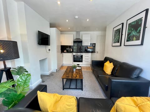 8 Person, 4 Bedroom Light, Warm & Modern Apartment Apartment in Cardiff