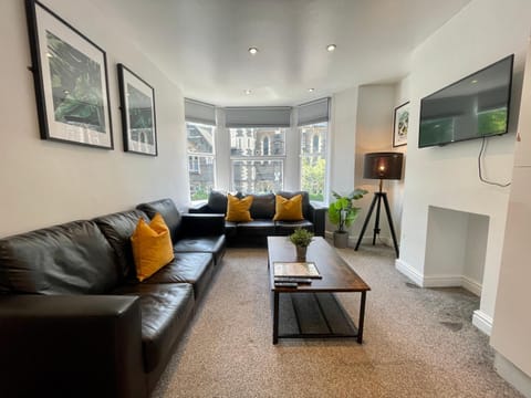 8 Person, 4 Bedroom Light, Warm & Modern Apartment Appartement in Cardiff