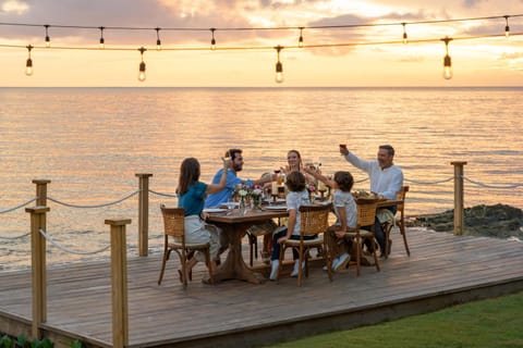 Food and drinks, Dining area, Food, Dinner, Sunset, Family