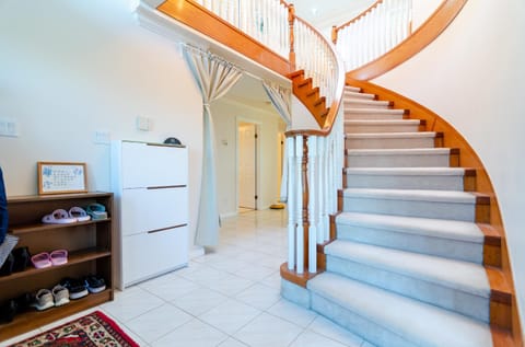3 Private, spacious, bright rooms in a Gorgeous house Holiday rental in New Westminster