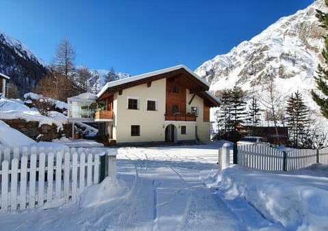 Property building, Day, Winter