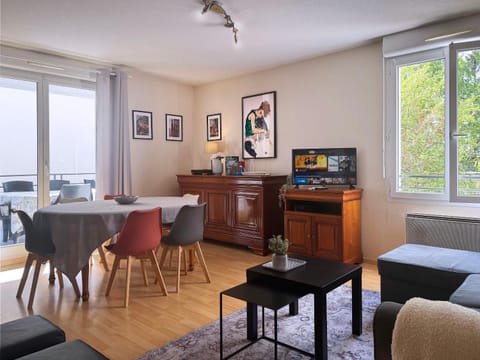 TV and multimedia, Living room, Seating area, Dining area