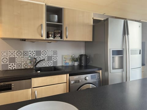 Coffee/tea facilities, Kitchen or kitchenette, dishwasher, oven, stove, toaster, washing machine