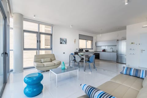 Beautiful Sunny 3 bedrooms in font of the beach Copropriété in Tel Aviv-Yafo