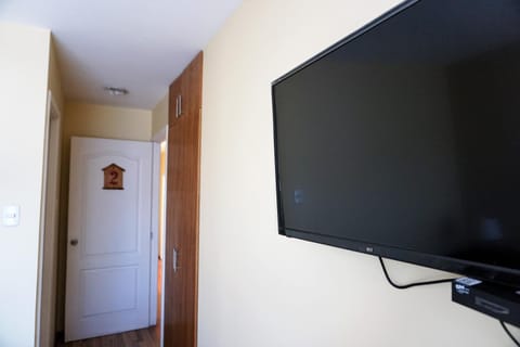 TV and multimedia, Photo of the whole room, Decorative detail, Bedroom