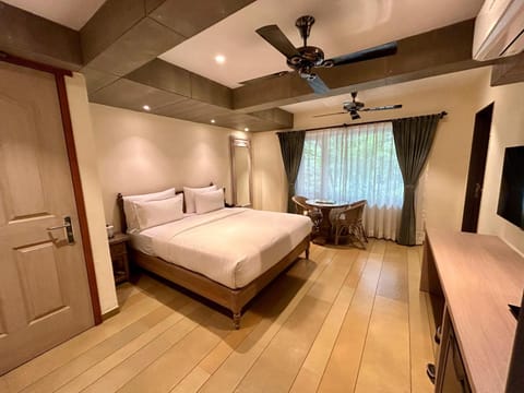 Bed, TV and multimedia, Photo of the whole room, Bedroom, wardrobe, air conditioner