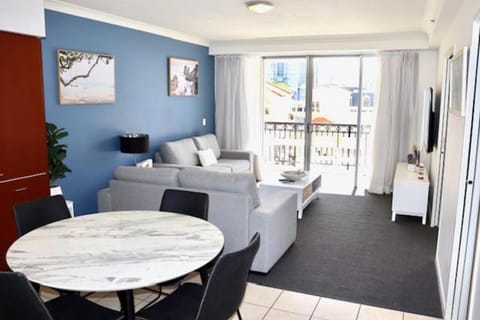 Deluxe Chevron Renaissance Apartment in Surfers Paradise