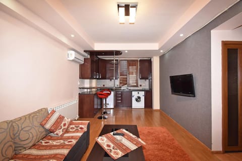 Communal lounge/ TV room, TV and multimedia, Kitchen or kitchenette, Living room, Seating area, Dining area, Communal kitchen