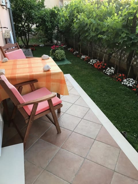 Patio, Day, Garden, Seating area, Garden view, fireplace