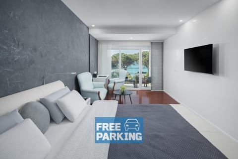 Bed, TV and multimedia, View (from property/room), Photo of the whole room, Bedroom