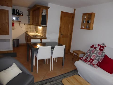 Rez-de-jardin cosy avec 3 pièces, proche pistes et centre de Pralognan-la-Vanoise - FR-1-464-55 Apartment in Pralognan-la-Vanoise