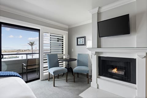 Bed, TV and multimedia, Seating area, fireplace