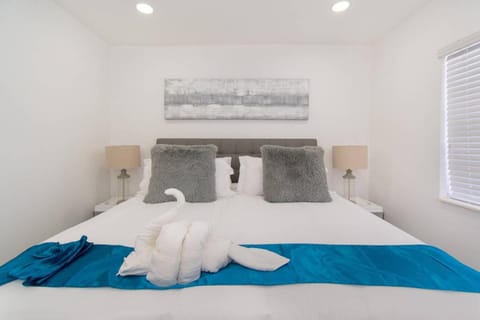 DESIGNER 1 BEDROOM APT - A MASTER SUITE UNIT # 7 Condominio in Hollywood Beach