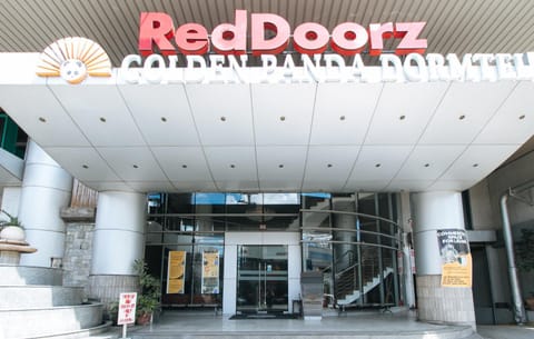 RedDoorz Plus @ E Rodriguez Corner Banawe Hotel in Manila City