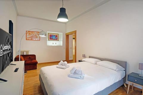 Bed, TV and multimedia, Photo of the whole room, Bedroom, towels