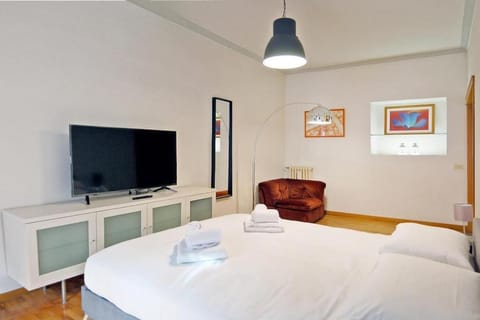 Communal lounge/ TV room, Bed, TV and multimedia, Photo of the whole room, Bedroom