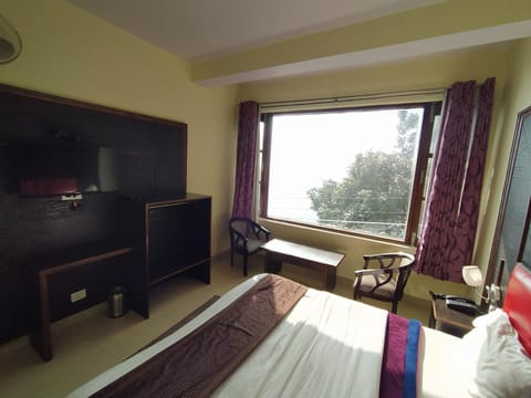 Communal lounge/ TV room, TV and multimedia, Photo of the whole room, Seating area, Bedroom