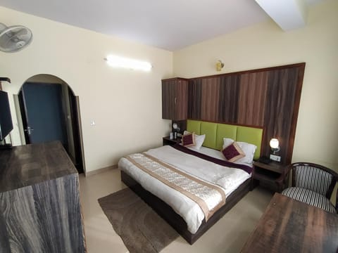 Bed, TV and multimedia, Photo of the whole room, Seating area, Bedroom